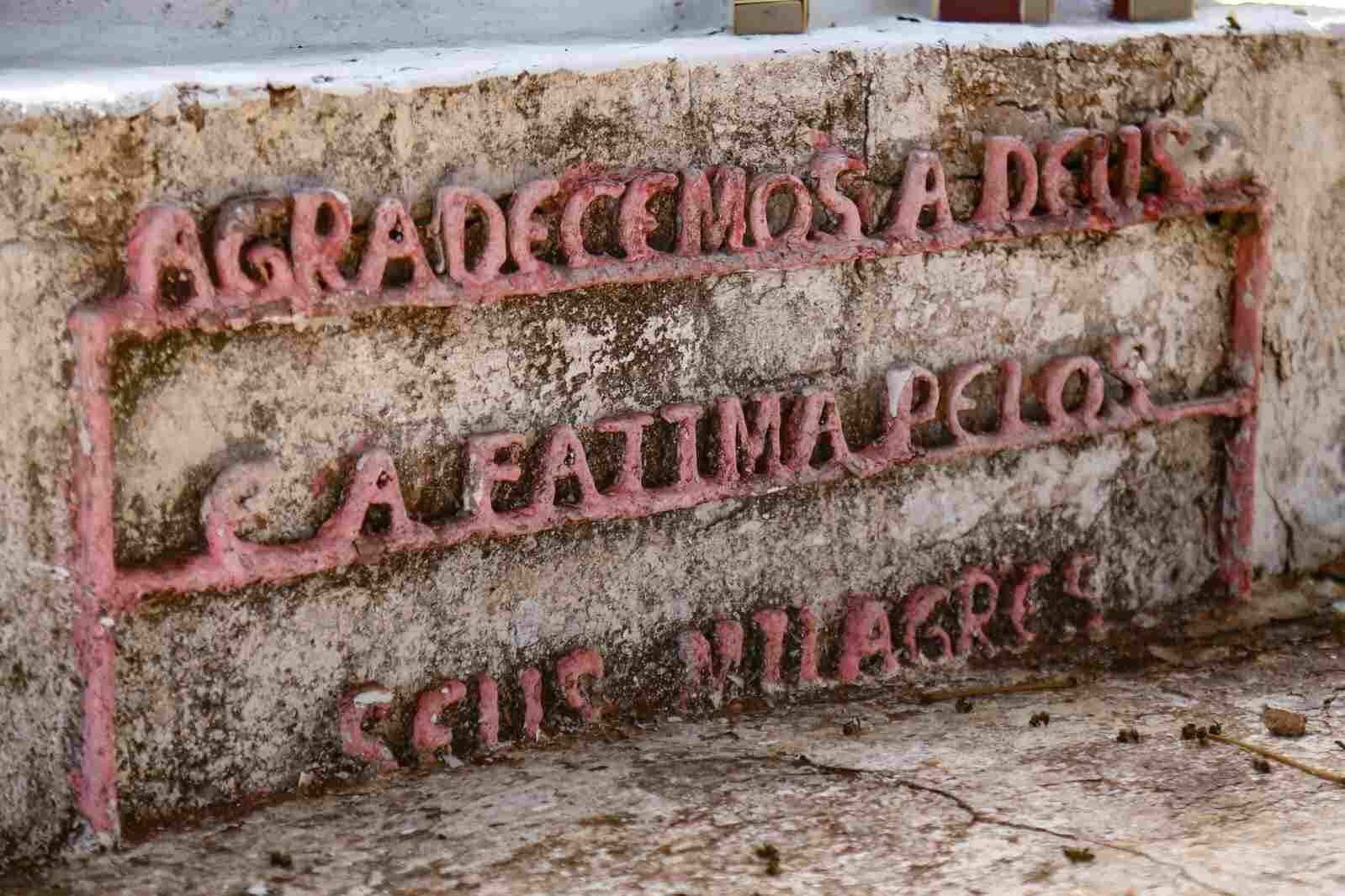 Altar onde velas são acesas para agradecer os milagres (Foto: Marcos Ermínio, Midiamax)