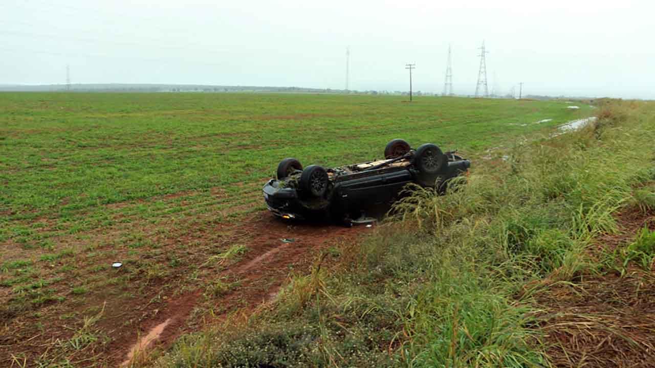 Caminhonete aquaplanou e capotou na tarde de sábado. (Foto: O Correio News)