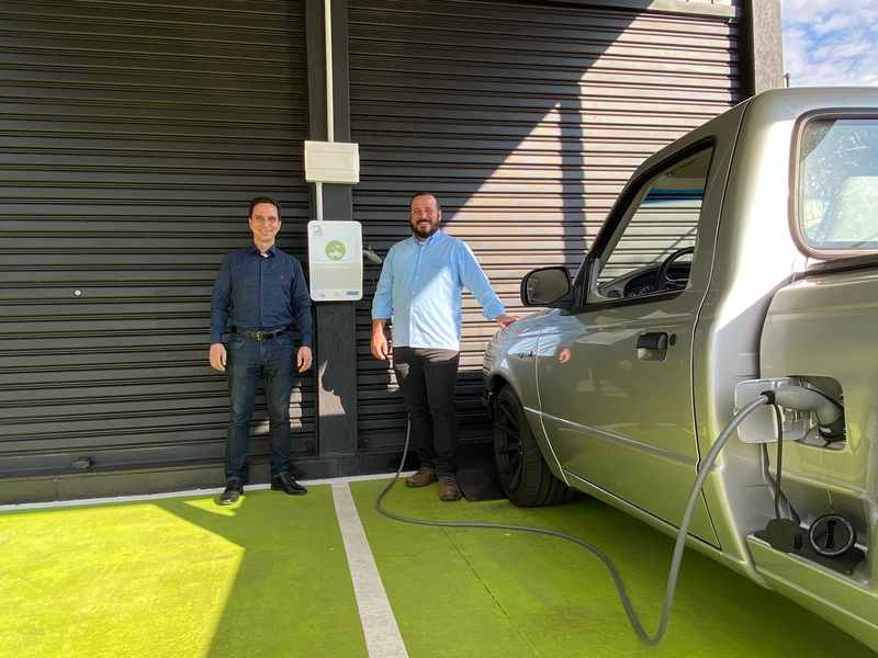Henderson e o irmão na estação de recarga de carros elétricos