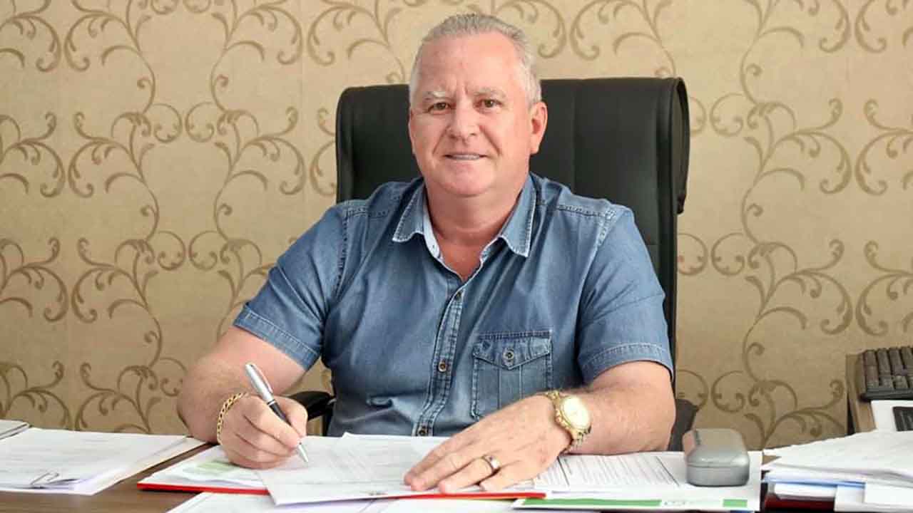 [Gilmar Cruz, prefeito de Juti, propõe mudanças para nomear comissionados. (Foto: Reprodução)]