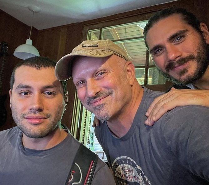Ian e Gabriel junto com o produtor Eric Silver, que é da família (Foto: Arquivo Pessoal)