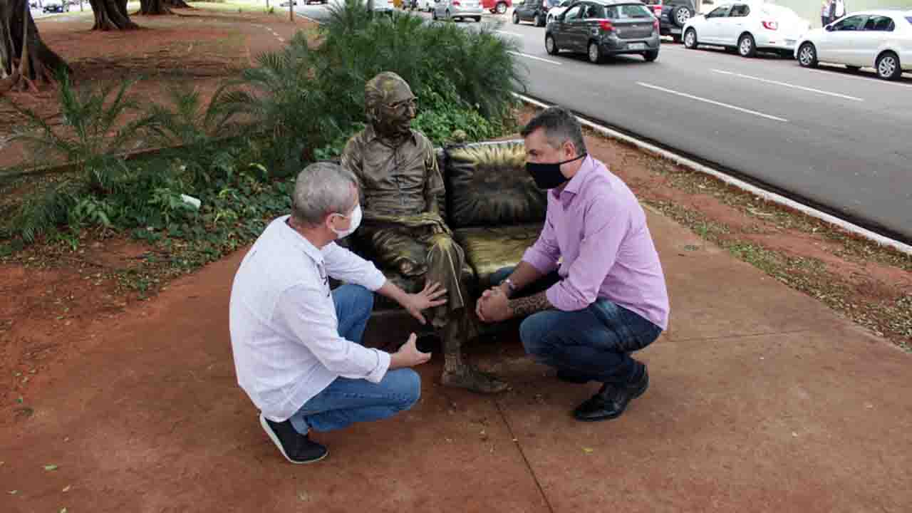 Ique e Castelo vistoriam estátua de bronze de Manoel de Barros, que teve o pé arrancado. (Foto: FCMS/Divulgação)