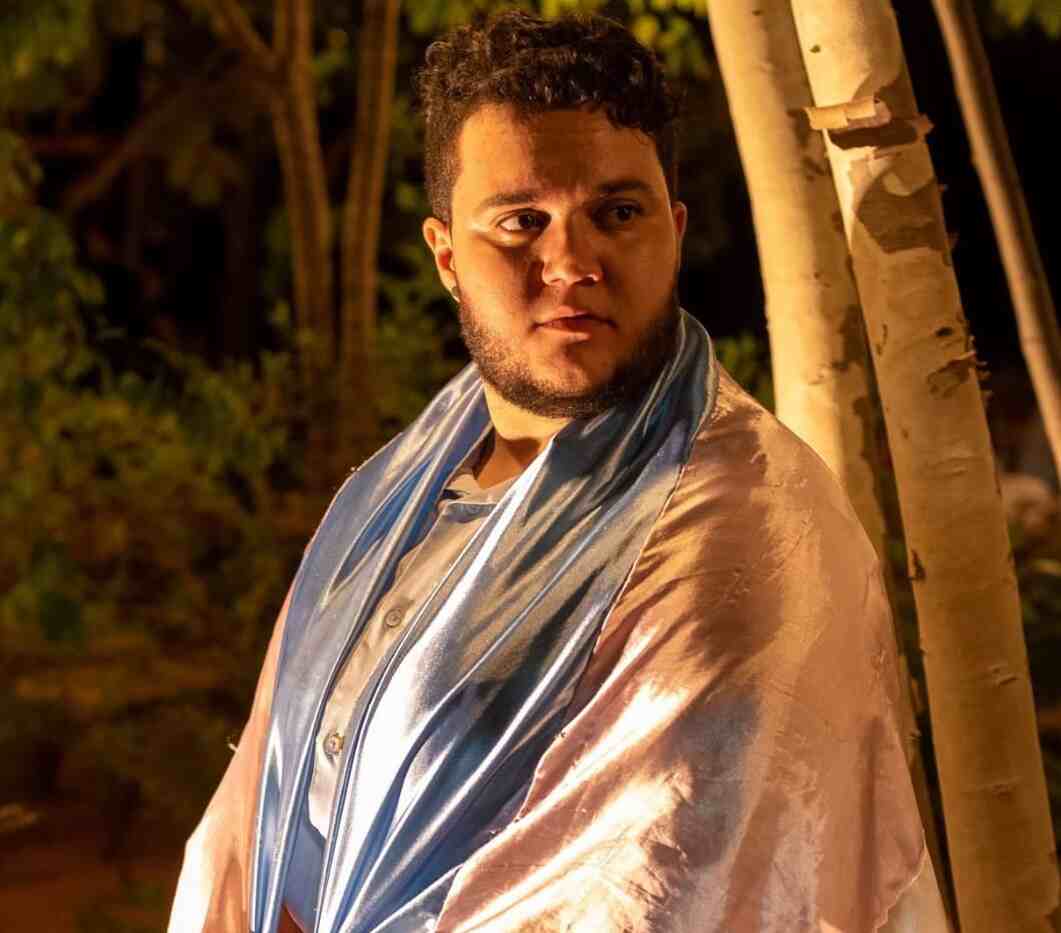 João Vilela com a bandeira trans