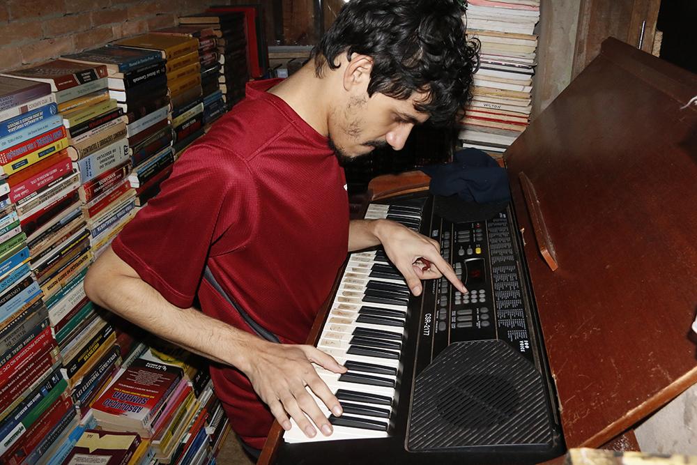 Falta apenas uma: autista que coleciona listas telefônicas vive à procura do exemplar