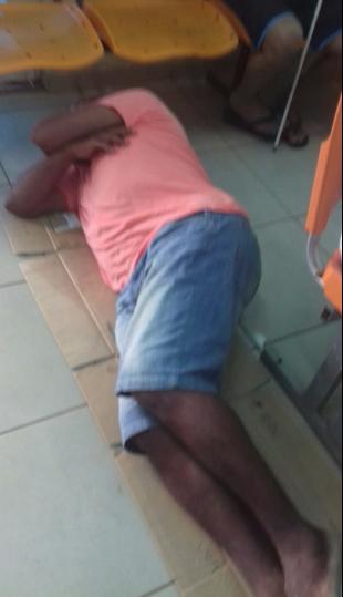 Foto enviado por leitor mostra paciente no chão (WhatsApp)