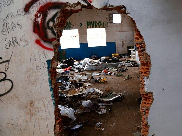 Paredes foram destruídas e há escavações na área (Luiz Alberto)
