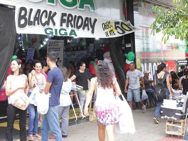 Até o comércio mais popular entrou na onda da Black Friday (Luiz Alberto)