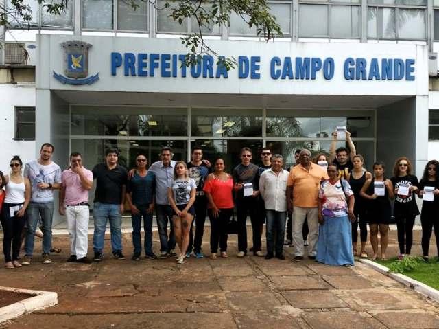 Artistas durante protesto na Prefeitura de Campo Grande em Dezembro de 2016 (Foto - Reprodução/Facebook)