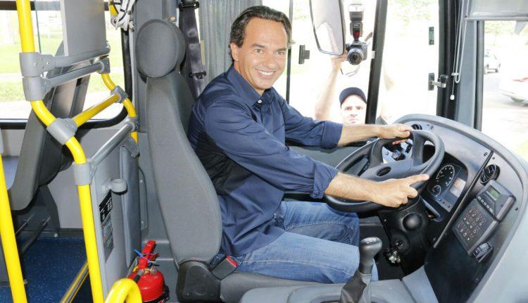 Com até 50% dos ônibus parados, Consórcio culpa trânsito e 'buraqueira' por atraso e lentidão
