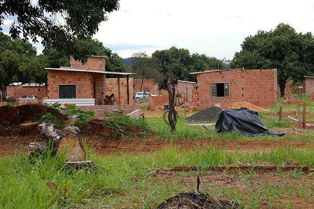 Moradores levantam casas de alvenaria na ocupação (Luiz Alberto)