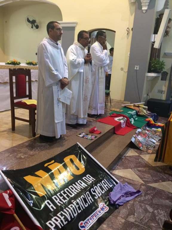 Missa tem cartazes e carta de Dom Dimas criticando fim de direitos