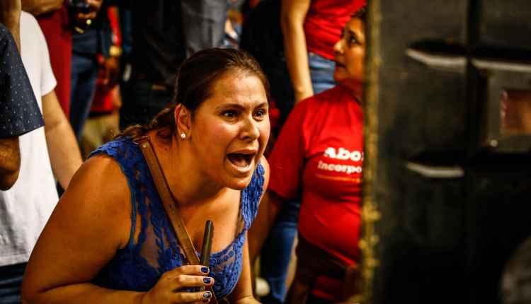 VÍDEO: servidores quebram vidro, ocupam Assembleia e PM revida com bombas