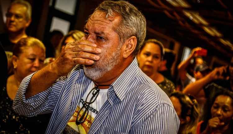 VÍDEO: servidores quebram vidro, ocupam Assembleia e PM revida com bombas