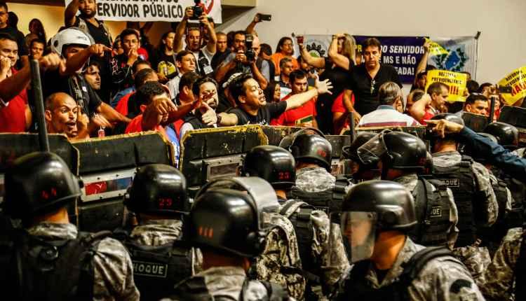 VÍDEO: servidores quebram vidro, ocupam Assembleia e PM revida com bombas