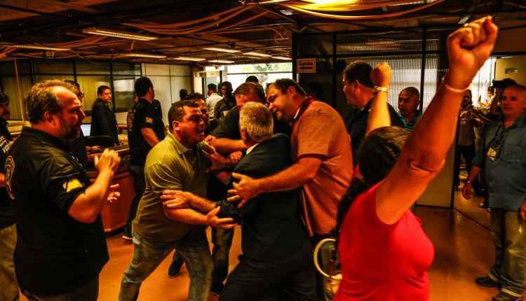 VÍDEO: servidores quebram vidro, ocupam Assembleia e PM revida com bombas