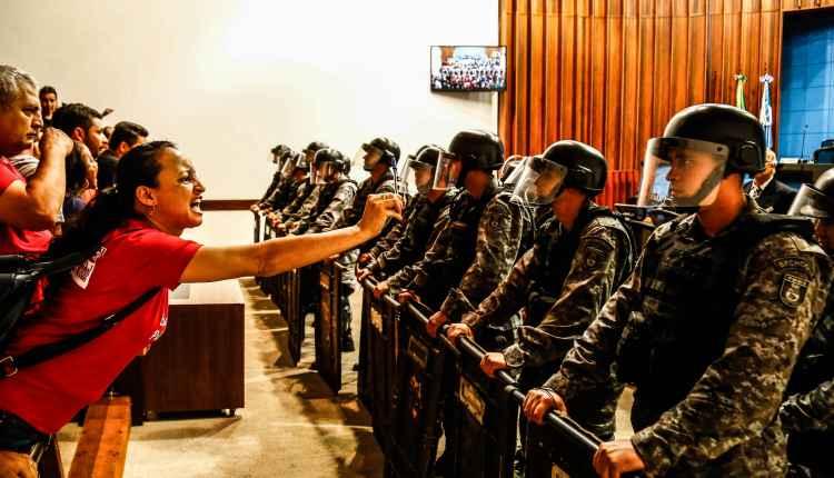 VÍDEO: servidores quebram vidro, ocupam Assembleia e PM revida com bombas