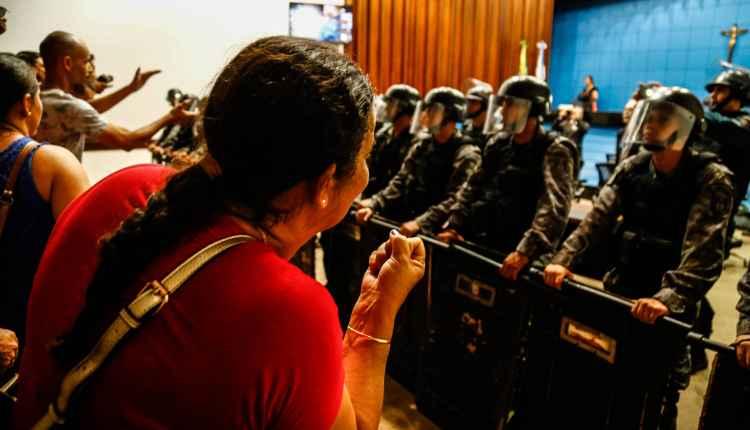 VÍDEO: servidores quebram vidro, ocupam Assembleia e PM revida com bombas