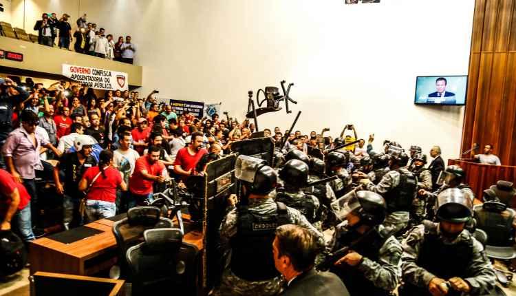 VÍDEO: servidores quebram vidro, ocupam Assembleia e PM revida com bombas