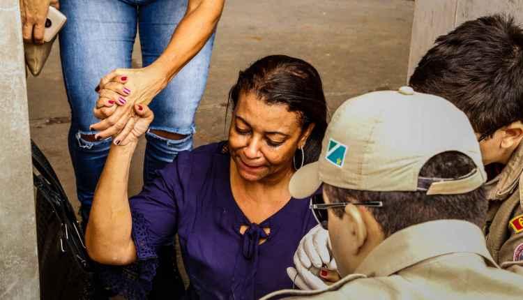 VÍDEO: servidores quebram vidro, ocupam Assembleia e PM revida com bombas