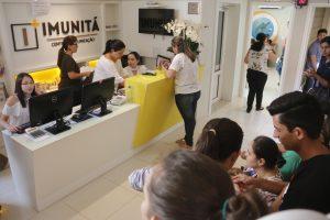 Campo-grandense paga caro, mas madruga na fila da vacina