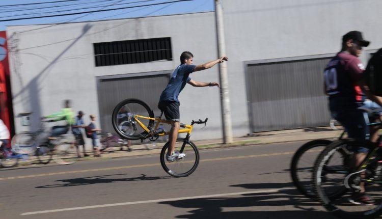 Passeio reúne 8 mil pessoas de todas as tribos na Capital
