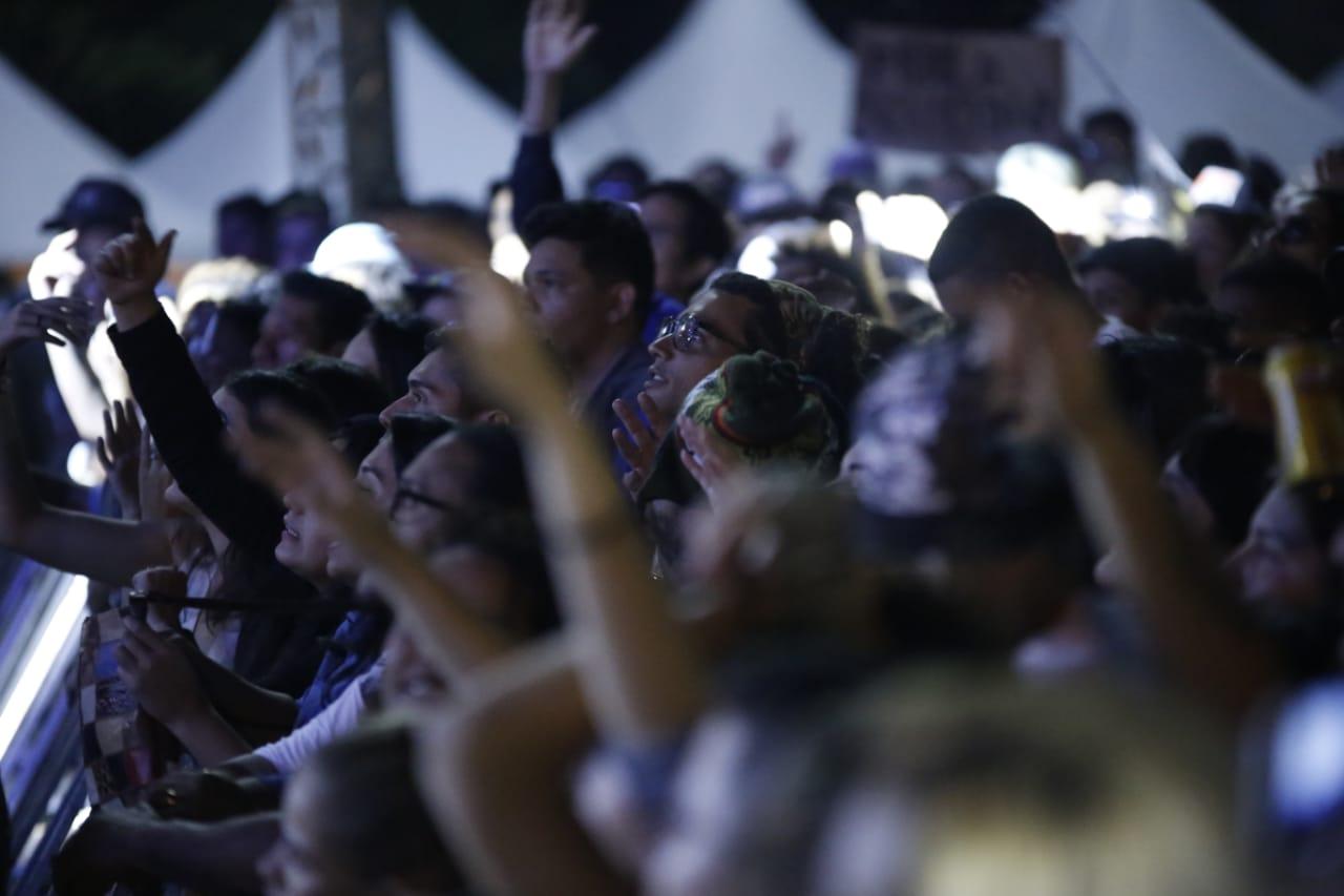 Público reagiu em apoio às denúncias das composições do Brô MCs. (Foto: Marcos Ermínio)