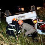 Motorista perde controle e fica preso nas ferragens após capotar carro