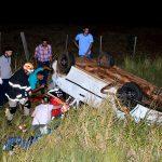 Motorista perde controle e fica preso nas ferragens após capotar carro