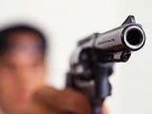 Homem fica ferido após cunhado descarregar arma em sua direção