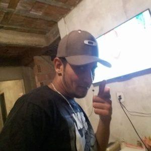 Jovem é morto com dois tiros em rua conhecida como ponto de venda de drogas