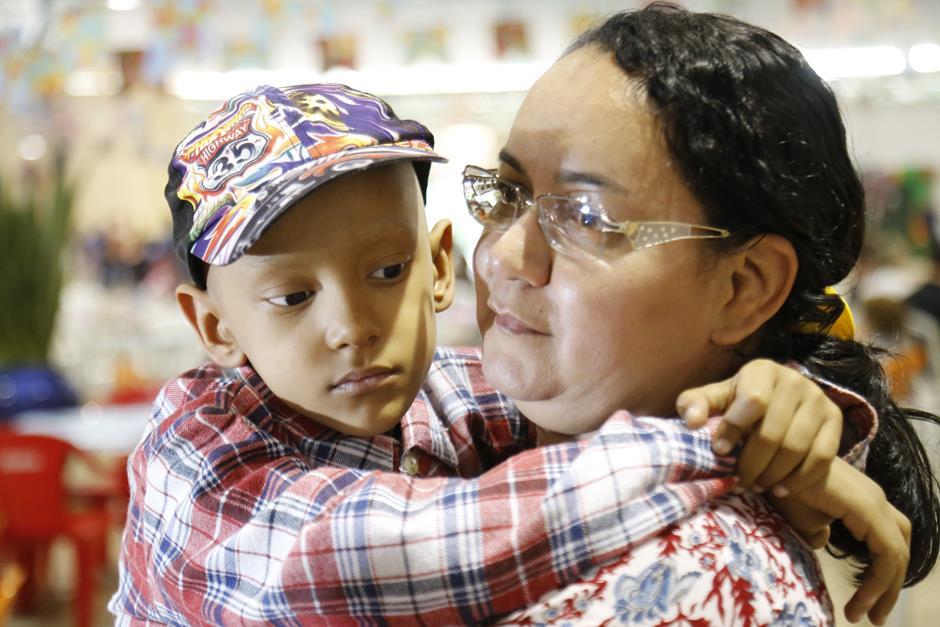 Arraiá da AACC/MS - Dona Telma Gonzada e o filho Luiz Felipe recebem apoio da instiuição. (Marcos Ermínio)
