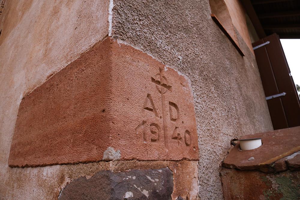 Pedra fundamental mostra o ano em que a construção foi iniciada. (Foto: Henrique Kawaminami)