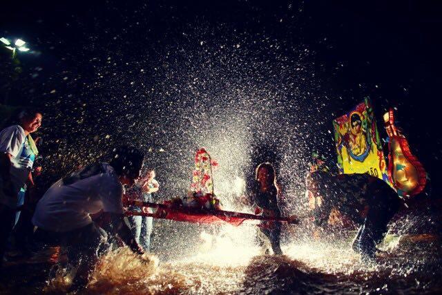 O banho de São João as águas do Paraguai faz parte da festa. (Cleber Gellio)