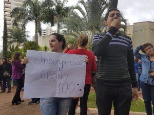 Servidores protestam em frente à Prefeitura por reajuste de 30% no salário