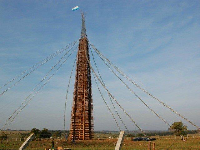 Festas Juninas - Em Jateí, a cada ano a fogueira fica maior. (O Progresso)