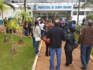 Servidores protestam em frente à Prefeitura por reajuste de 30% no salário