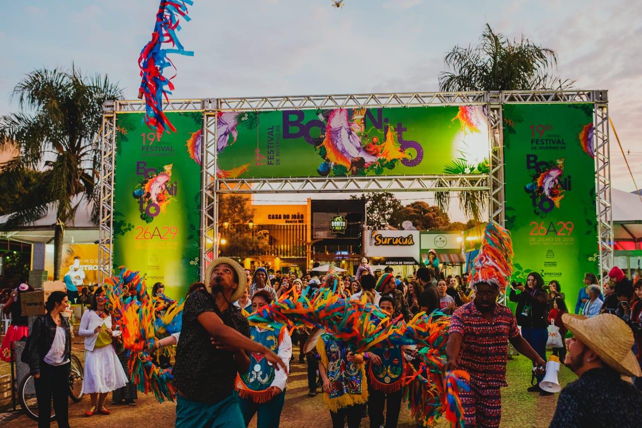 Na avenida, cortejo de dança convida população para Abertura do FIB