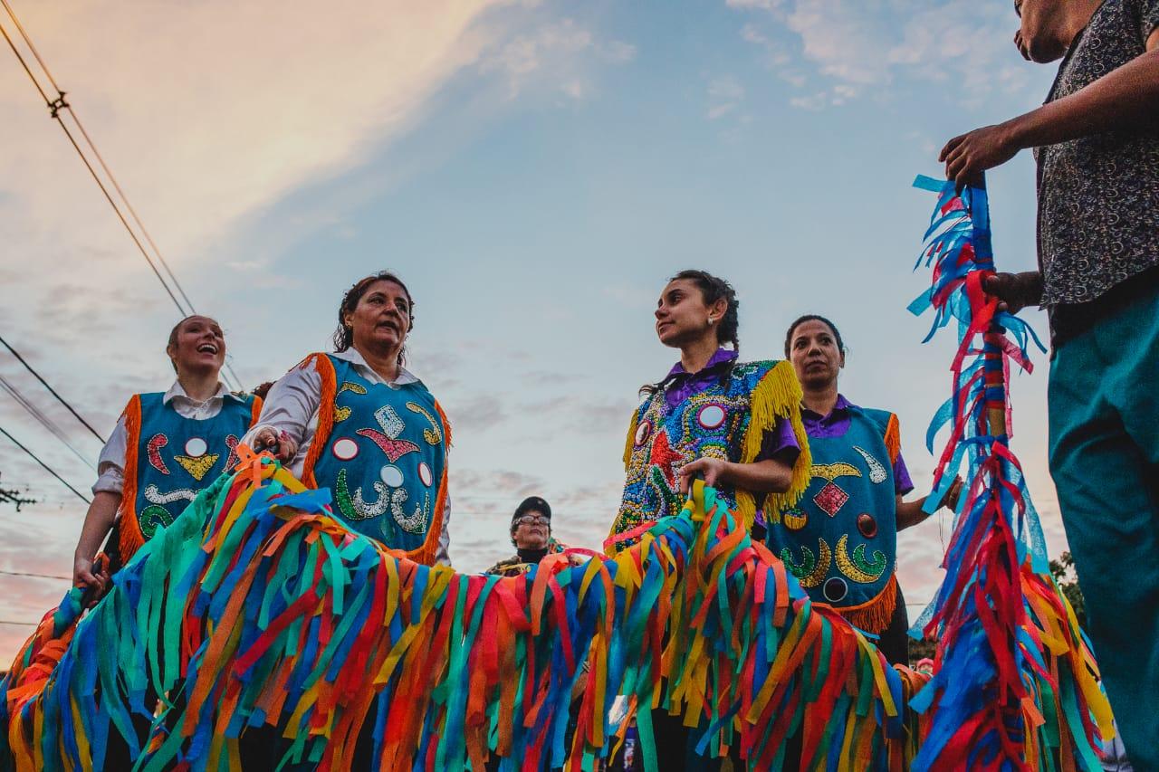 Na avenida, cortejo de dança convida população para Abertura do FIB