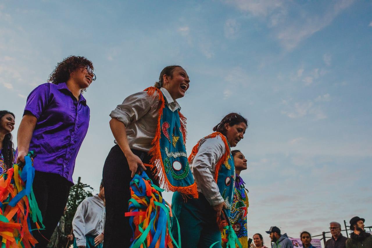 Na avenida, cortejo de dança convida população para Abertura do FIB