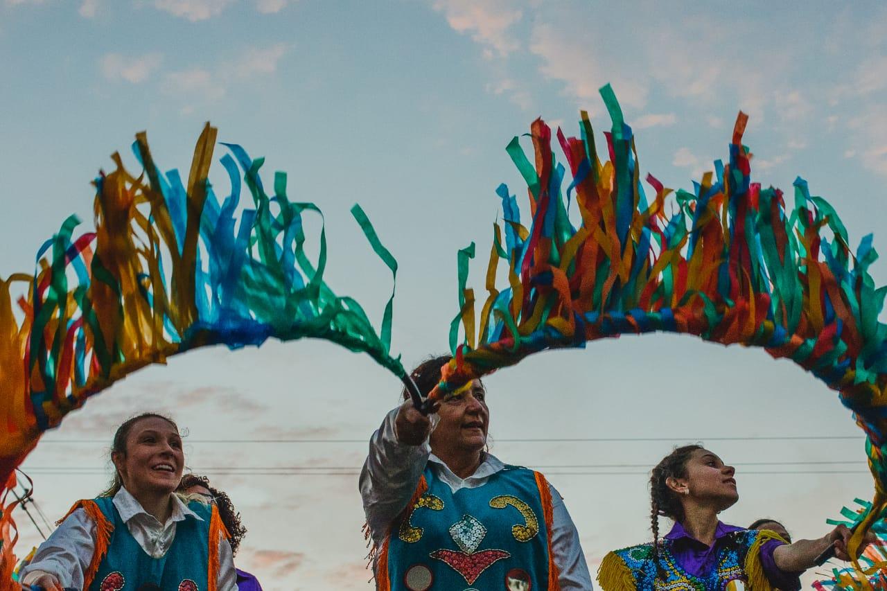 Na avenida, cortejo de dança convida população para Abertura do FIB