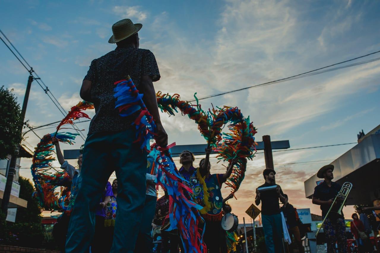 Na avenida, cortejo de dança convida população para Abertura do FIB