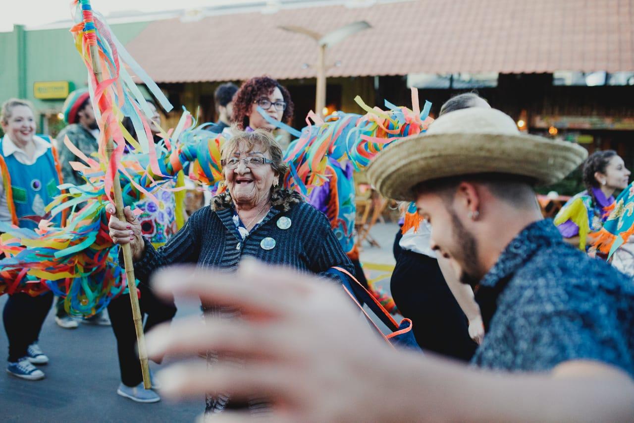 Na avenida, cortejo de dança convida população para Abertura do FIB