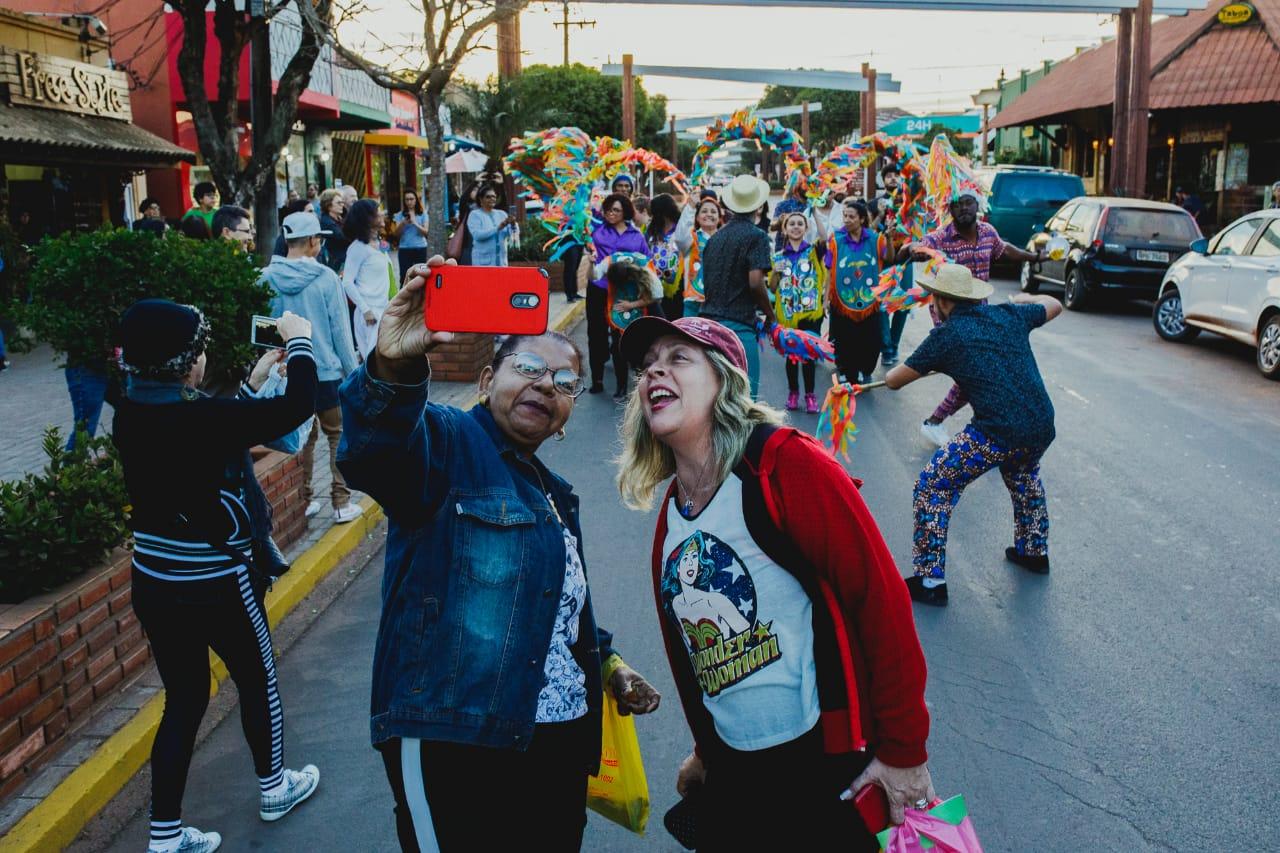 Na avenida, cortejo de dança convida população para Abertura do FIB