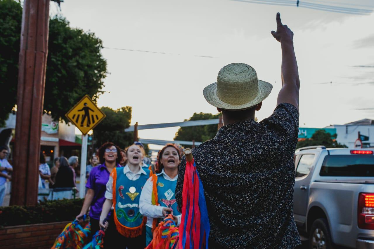 Na avenida, cortejo de dança convida população para Abertura do FIB