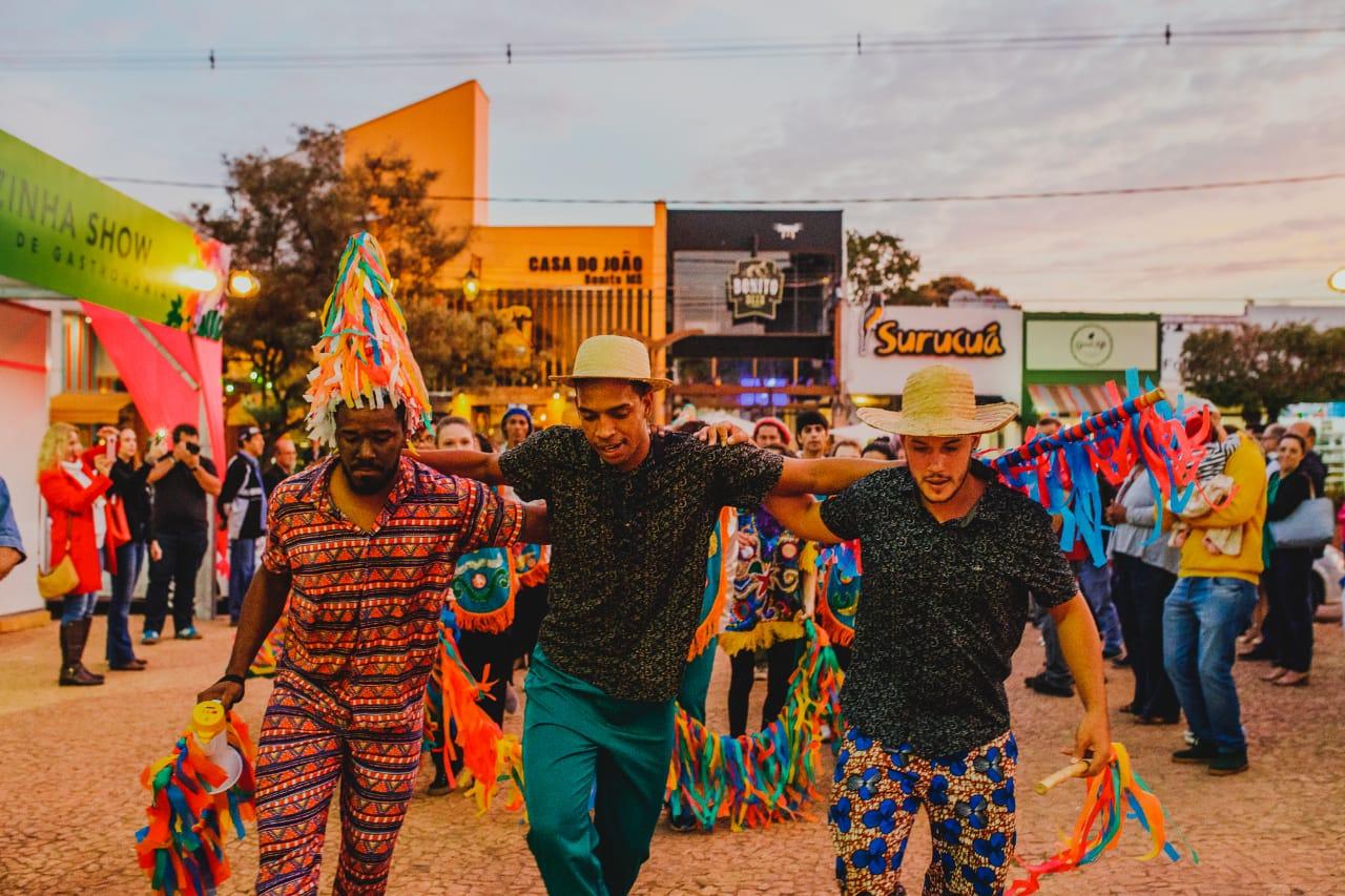 Na avenida, cortejo de dança convida população para Abertura do FIB