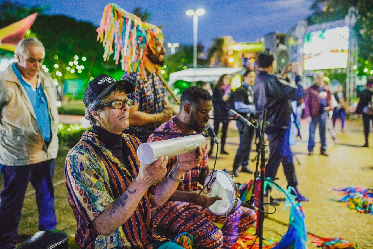 Na avenida, cortejo de dança convida população para Abertura do FIB
