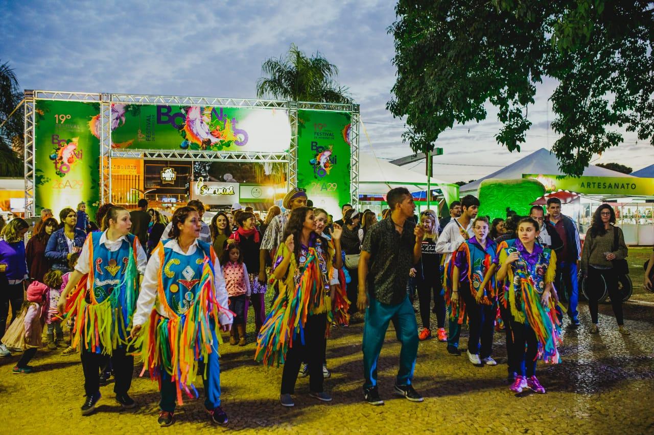 Na avenida, cortejo de dança convida população para Abertura do FIB