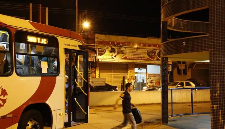 Passageiros reclamam de lotação e falta de ônibus em horário de pico em terminal