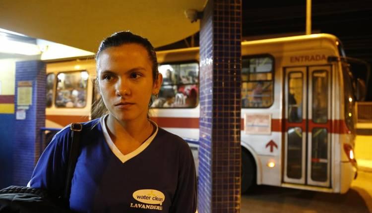 Passageiros reclamam de lotação e falta de ônibus em horário de pico em terminal