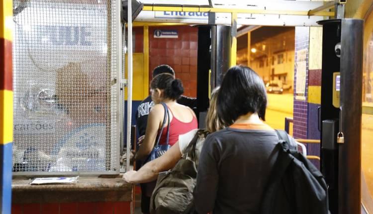 Passageiros reclamam de lotação e falta de ônibus em horário de pico em terminal